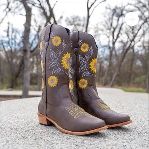 Chica Athletically sunflower boots